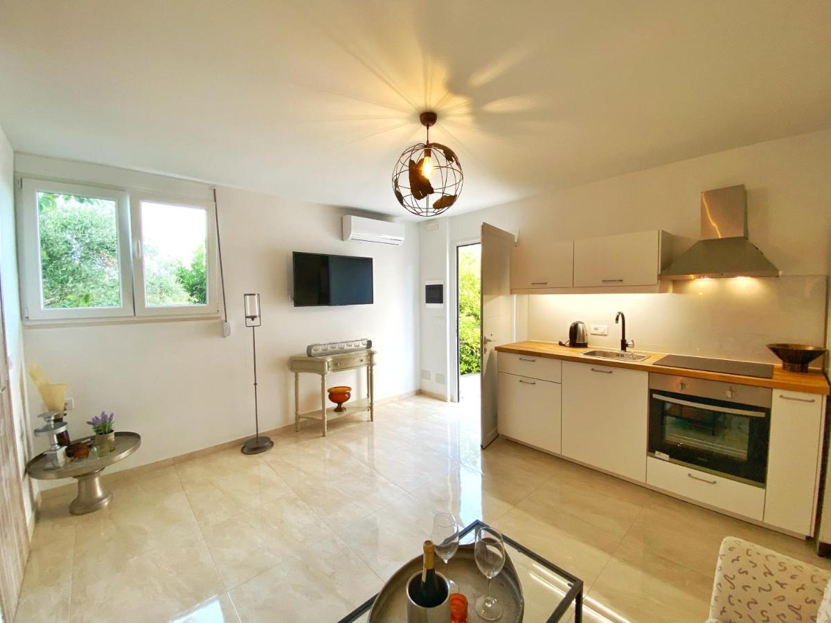 Korakiaí Mg Cozy Garden View Studio מראה חיצוני תמונה
